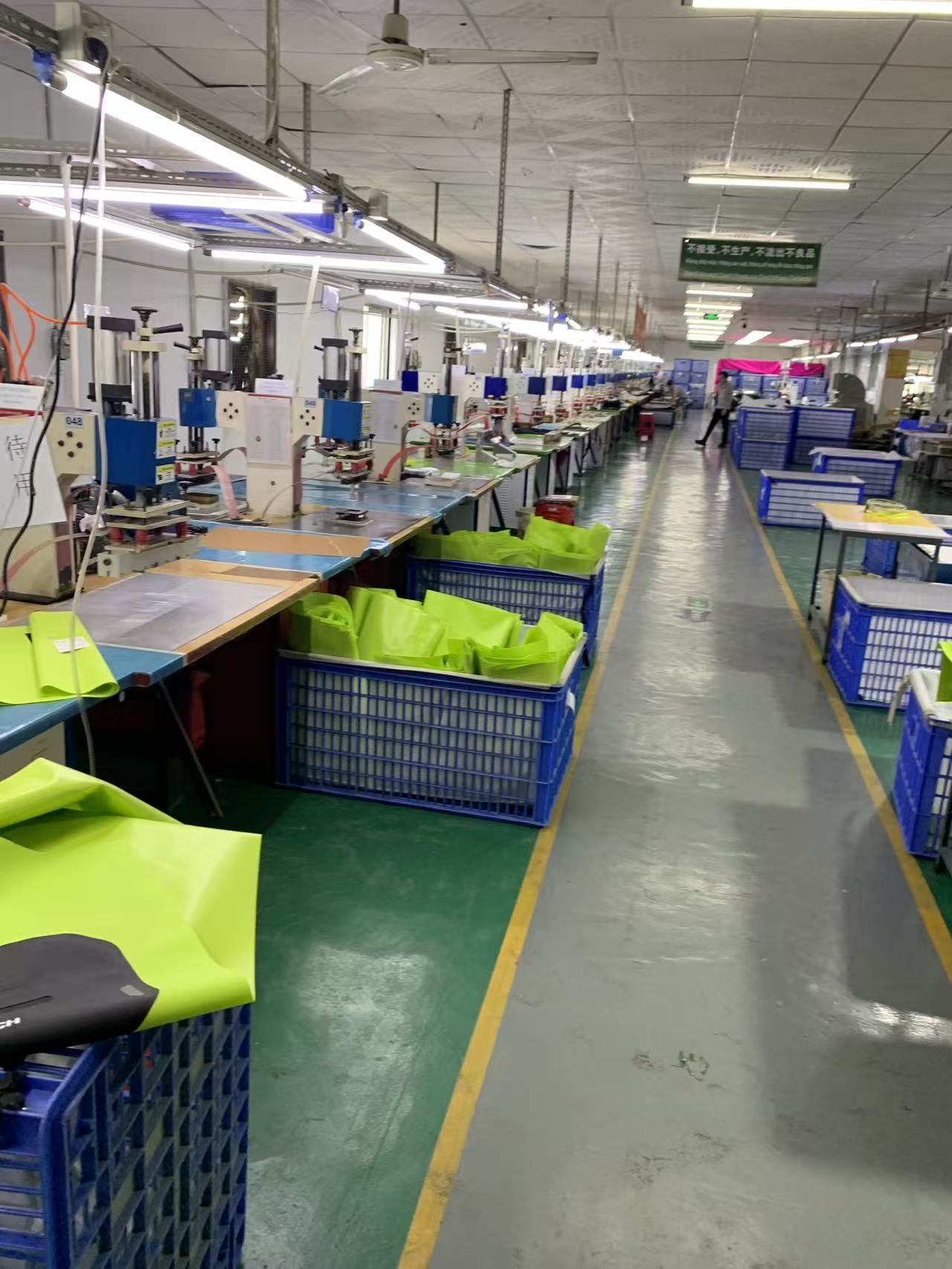 İstehsalın içərisində: Hi-Vis suya davamlı motosiklet çantası Sealock-da necə qurulur